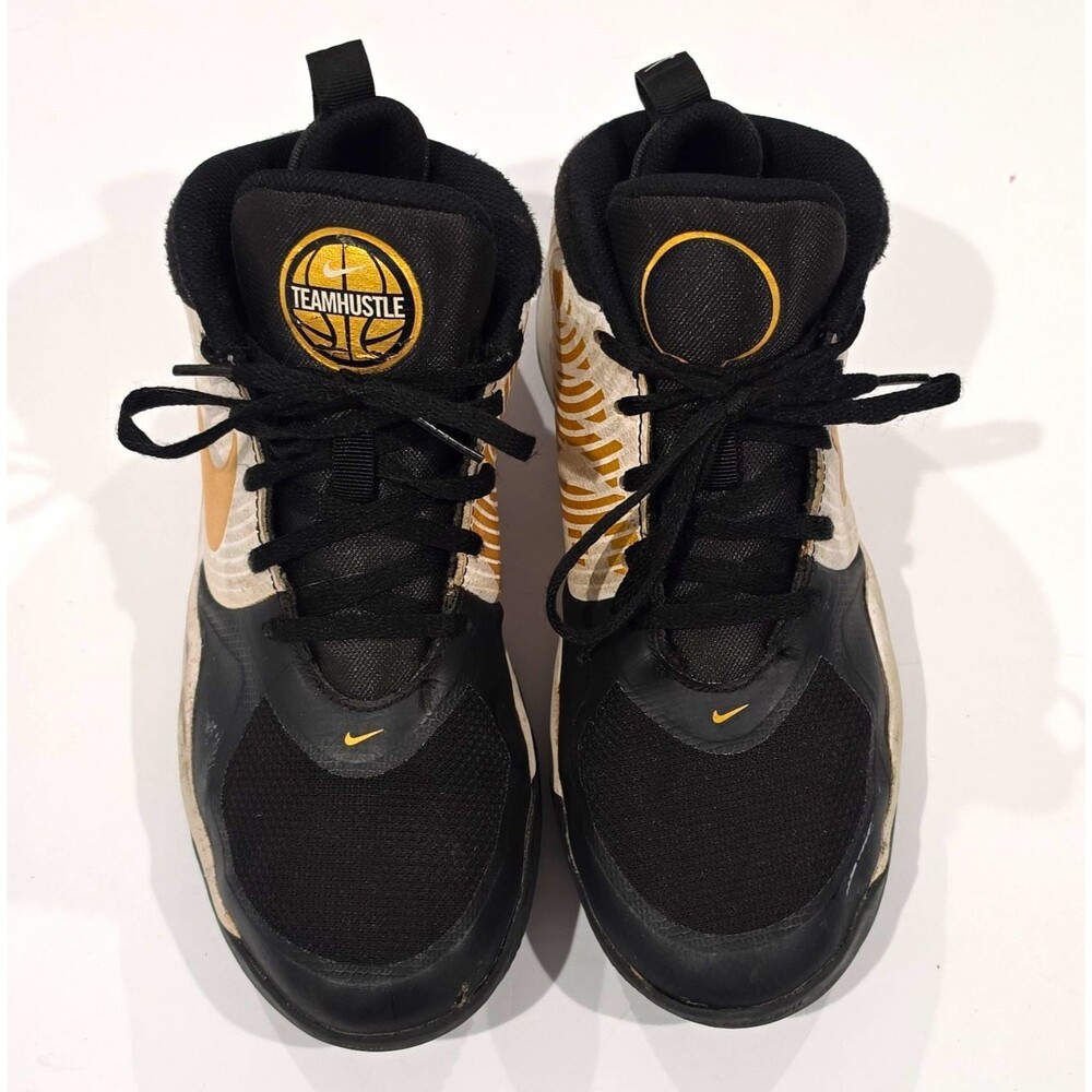 Nike Team Hustle Youth Basketball Shoes Black/White/Gold US 6Y
